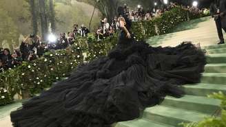 A cantora Cardi B nas escadarias do Met Gala em 2024