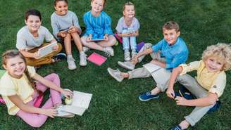 Uma pesquisa da Universidade de Melbourne descobriu que as crianças que têm aula em meio à natureza tiveram melhora na atenção e memória