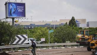 Míssil lançado por rebeldes houthis atinge área perto do aeroporto Ben Gourion em Israel.