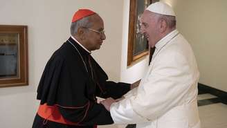Dom Malcolm Ranjith e papa Francisco durante encontro ocorrido em 2022