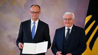 O novo chanceler alemão Friedrich Merz recebe seu certificado de nomeação do presidente alemão Frank-Walter Steinmeier durante uma cerimônia no Palácio Bellevue em Berlim, Alemanha, em 6 de maio de 2025.
