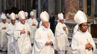 O cardeal italiano Fernando Filoni (C) e o cardeal timorense Virgílio do Carmo da Silva (D) participam da missa do Oitavo Novemdiale, após o funeral do papa e antes do conclave, na Basílica de São Pedro, no Vaticano, em 3 de maio de 2025. (Foto de Andreas SOLARO / AFP)