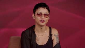 A cantora Kell Smith em entrevista à TV CARAS