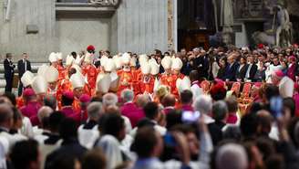 Cardeais participam da Santa Missa, celebrada para a eleição do novo papa, presidida pelo Decano do Colégio de Cardeais, Cardeal Giovanni Battista Re, na Basílica de São Pedro, no Vaticano, em 7 de maio de 2025
