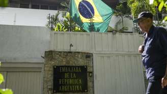 Imagem de arquivo de 1/8/24 mostra fachada da embaixada argentina em Caracas sob custódia do Brasil após expulsão de diplomatas argentinos.