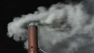 Uma fumaça branca sai da chaminé da Capela Sistina, em 13 de março de 2013. Francisco acabava de ser eleito.