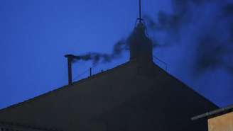 Fumaça preta sai da chaminé da Capela Sistina, onde 133 cardeais estão reunidos no primeiro dia do conclave, indicando que um sucessor do falecido Papa Francisco não foi eleito, quarta-feira, 7 de maio de 2025. (Foto: AP/Gregorio Borgia)