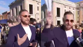 Homem bate leque no Vaticano