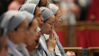 Religiosas assistem a missa pelo papa Francisco, na catedral de São Pedro, no Vaticano, em 3 de maio de 2025.
