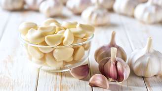 Aprenda uma simpatia do alho e arruda para afastar energias negativas e manter seu lar protegido contra inveja e mau