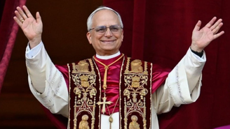 O Papa Leão XIV saúda o mundo pela primeira vez para conceder sua bênção Urbi et Orbi. O Cardeal Robert Francis Prevost foi eleito como o 267º Sucessor de Pedro pelos 133 cardeais eleitores, na quinta-feira, 8 de maio.