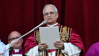 O Papa Leão XIV saúda o mundo pela primeira vez para conceder sua bênção Urbi et Orbi. O Cardeal Robert Francis Prevost foi eleito como o 267º Sucessor de Pedro pelos 133 cardeais eleitores, na quinta-feira, 8 de maio.