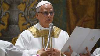 O papa Leão XIV celebra a primeira missa de seu pontificado na Capela Sistina. 9 de maio de 2025