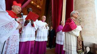 O papa Leão 14 decidiu reviver algumas das tradições que seu antecessor abandonou