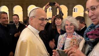 Papa Leão XIV no pátio interno do Palácio do Santo Ofício