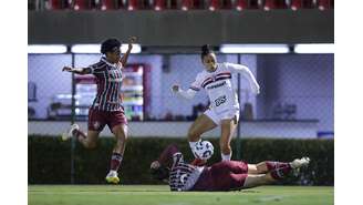 Nos minutos iniciais da partida, domínio do São Paulo: as Soberanas tiveram mais posse de bola e levaram mais perigo às adversárias. No lance, Dudinha, do Tricolor, disputa bola com Gislaine, do Flu