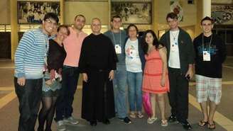 Leão 14 em julho de 2013, no colégio agostiniano Mendel em São Paulo, por ocasião do encontro mundial de jovens Agostinianos. O de suéter listrado é o filósofo Sandson Almeida Rotterdan