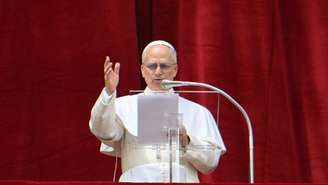 Papa Leão XIV profere a oração 'Regina Caeli' na galeria central da Basílica de São Pedro, no Vaticano, em 11 de maio de 2025.