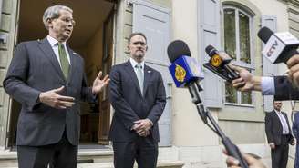 O secretário do Tesouro norte-americano, Scott Bessent (esq.) ao lado do representante comercial de Washington, Jamieson Greer, fala com jornalistas apos dois dias de discussões com enviados do governo chinês a Genebra, em 11 de maio de 2025.