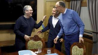 O primeiro-ministro da Grã-Bretanha, Keir Starmer, à esquerda, se reúne com o presidente francês Emanuel Macron, ao centro, e o chanceler alemão Friedrich Merz a bordo de um trem para Kiev em Shegyni, Ucrânia. Na sexta-feira 9 de maio de 2025.