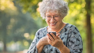De acordo com pesquisadores, isso ocorre pois os aparelhos eletrônicos estimulam a mente dos idosos, bem como maior interação social