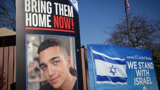Cartazes e uma fotografia de Edan Alexander, o soldado americano-israelense e das Forças de Defesa de Israel feito refém pelo Hamas, estão do lado de fora de um centro comunitário judaico em Tenafly, cidade natal de Alexander, Nova Jersey, EUA, em 14 de dezembro de 2024.