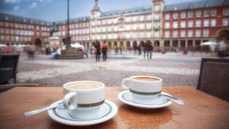 Café na Plaza Mayor, em Madri: em alguns locais, conta tem ficado mais cara para quem fica mais tempo