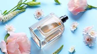 Saiba como preparar uma simpatia simples e poderosa com perfume para atrair carisma, charme e boas vibrações no dia a dia.