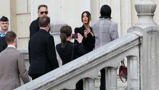 Kim Kardashian chega ao Tribunal de Paris para o julgamento durante o qual ela testemunha sobre o roubo de 2016, no qual ela foi roubada de milhões de dólares em joias sob a mira de uma arma em Paris, em 13 de maio de 2025.