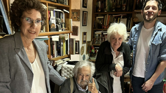 Jornalistas foram até a casa de Mujica e de Lúcia no dia 2 de  maio para entrevistar o ex-presidente