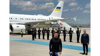 Presidente ucraniano, Volodymyr Zelensky, durante coletiva de imprensa ainda no aeroporto