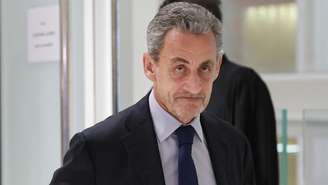 O ex-presidente francês Nicolas Sarkozy chega a um tribunal de Paris em foto de 27/03/2025.
