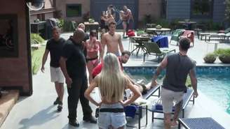 Power Couple, da Record, tem briga generalizada entre os participantes; produção do reality intervém na confusão