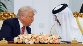 O presidente dos EUA, Donald Trump, e o emir do Catar, Tamim bin Hamad Al Thani, durante cerimônia de assinatura de acordos em Doha na quarta-feira (14/5)