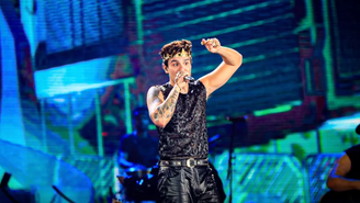 Luan Santana sobe no palco com detalhe inusitado no look e vira meme nas redes