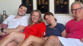 Alice Wegmann homangeia pais por aniversário de 36 anos de casamento