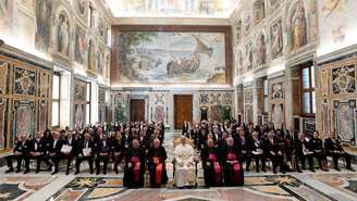 Papa Leão XIV posa para fotos durante reunião com diplomatas mundiais no Vaticano, 16 de maio de 2025