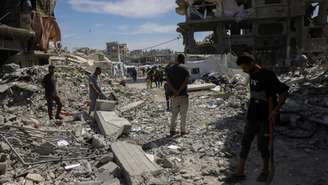 Campo de Jabalia após ataques israelenses na noite de 13 a 14 maio.