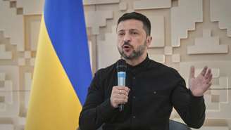 O presidente ucraniano Volodymyr Zelenskyy conversa com jornalistas na Embaixada da Ucrânia em Ancara, Turquia, quinta-feira, 15 de maio de 2025.