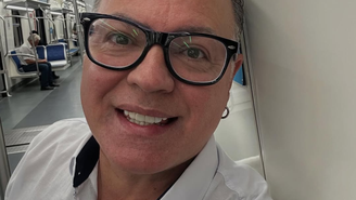 Dicesar no trem a caminho do trabalho