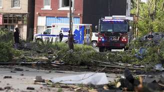 Autoridades avaliam os danos após uma forte tempestade ocorrida nesta sexta-feira (16), em St. Louis.