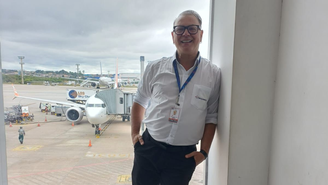 Dicesar contou mais detalhes de seu novo emprego como recepcionista em aerporto