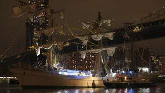 Uma unidade portuária da polícia de Nova York se prepara para subir à bordo do Cuauhtémoc, o navio-escola da marinha mexicana, que colidiu com a Ponte do Brooklyn no sábado, 17 de maio.