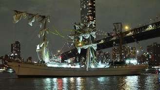 Mastros danificados no navio de treinamento da Marinha mexicana Cuauhtémoc depois que ele colidiu com a ponte do Brooklyn, em Nova York