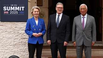 O primeiro-ministro britânico, Keir Starmer (centro), posa ao lado da presidente da Comissão Europeia, Ursula von der Leyen (esq.), e do presidente do Conselho Europeu, António Costa, na chegada à Cúpula Reino Unido-União Europeia, realizada na Lancaster House, em Londres.