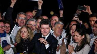 O candidato presidencial Nicusor Dan acompanha o resultado das pesquisas de boca de urna do segundo turno da eleição presidencial da Romênia, em Bucareste, Romênia, em 18 de maio de 2025.