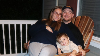 Emilie Kiser com o marido e o filho Trigg