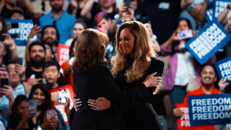 Kamala Harris abraça Beyoncé durante campanha presidencial de 2024