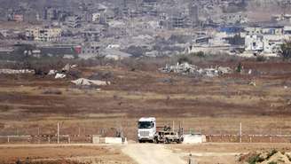 Veículos do exército israelense na fronteira de Israel com a Faixa de Gaza em 21 de maio de 2025, em meio à guerra contínua com o movimento militante palestino Hamas.