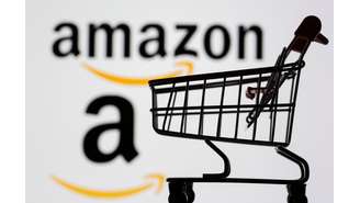 Logo da Amazon em telão atrás de carrinho de compras